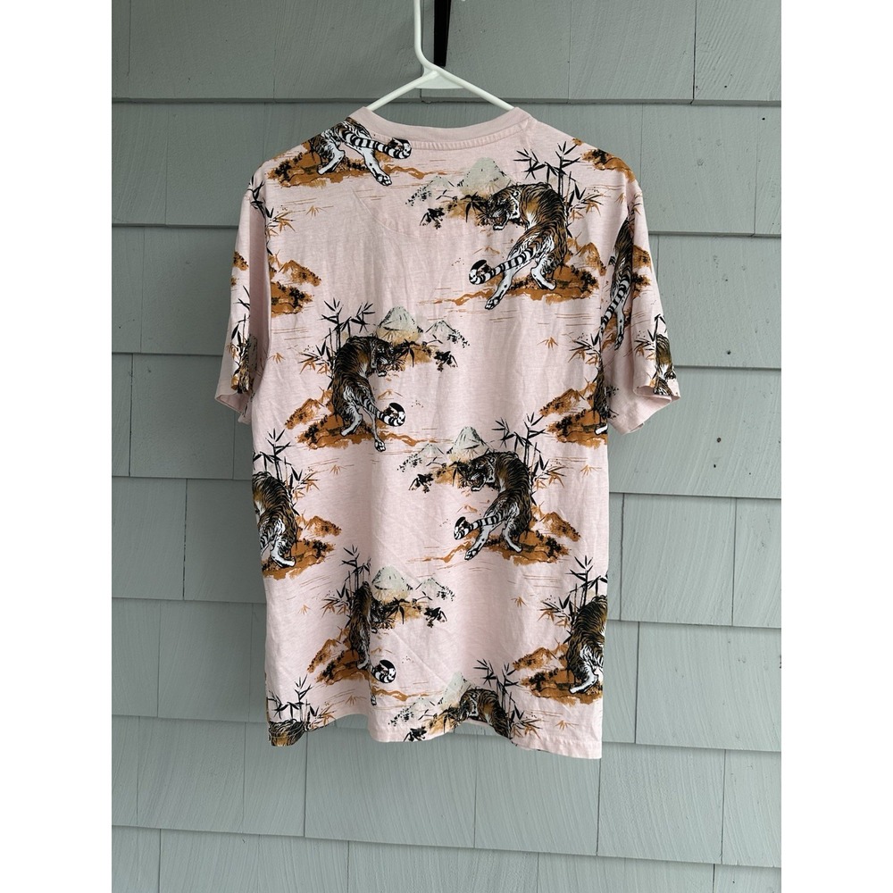 GUESS Tiger Vintage Tee Men's Size L Pink Graphic V-Neck Shirt Rare 2020 - Picture 4 of 6
